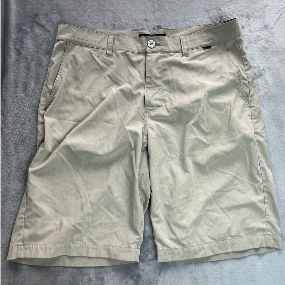 TravisMathew Mens Beck Golf Shorts Khaki‎ Tan Stretch Size 34 Flat Front Tech